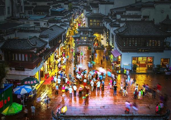 屯溪老街夜景与徽派街巷
